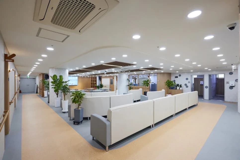 온누리통합주간보호센터 로비 안내 공간